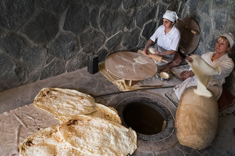 Armenia.-How-to-cook-lavash-in-tandoor-0