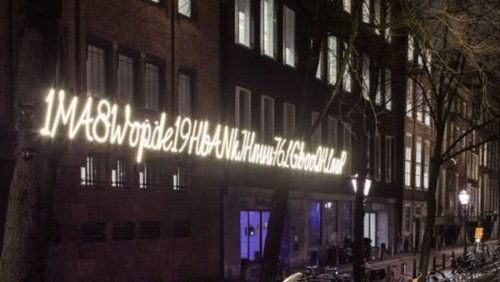 В Амстердаме появилась световая инсталляция в виде адреса Биткоина