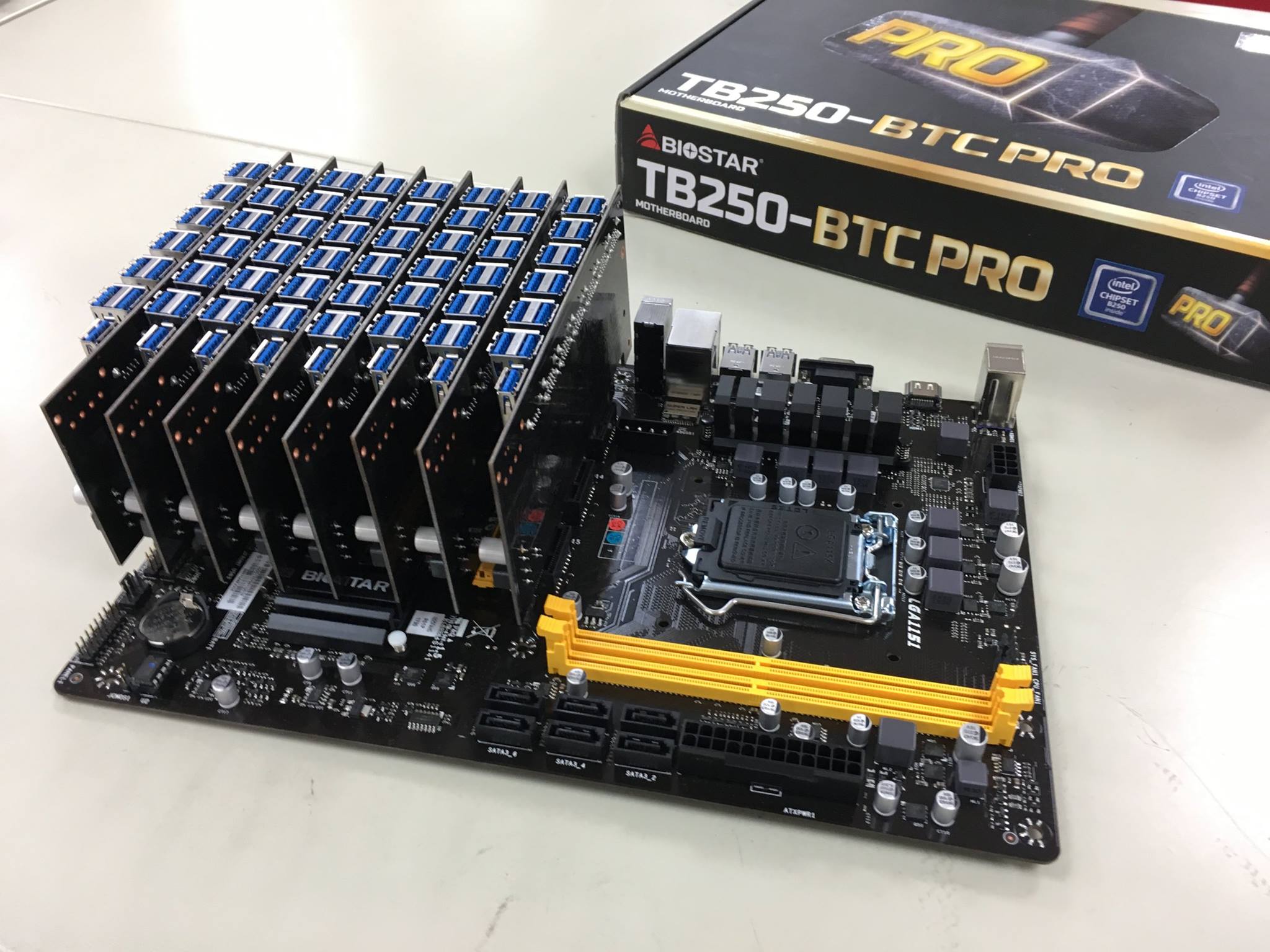 Gpu pro. B85 материнская плата для майнинга. Материнская плата ASROCK для майнинга. Материнская плата для майнинга на 4 видеокарты. Асус в 250 майнинг эксперт.