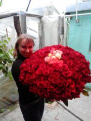 сколько роз она держит?)))